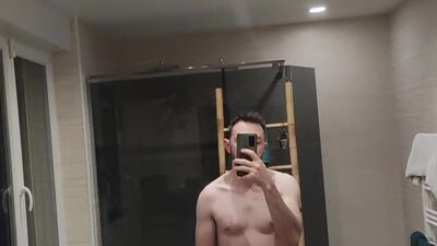 au airbnb bien en forme, on voit mon énorme chibre engorgé à travers mon short ????????????