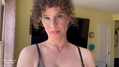 Stepmom Vibewithnoodles gets a new gig as a rough anal slut