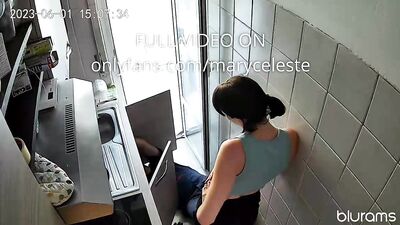 Troia italiana scopa l'idraulico mentre il fidanzato non c'è e si fa sborrare in bocca